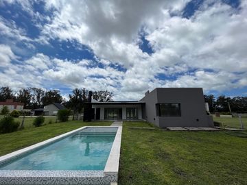 Chalet premium, todo en plata baja con quincho, pileta y parque.