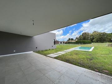Chalet premium, todo en plata baja con quincho, pileta y parque.