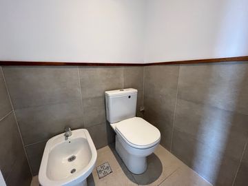 Chalet premium, todo en plata baja con quincho, pileta y parque.