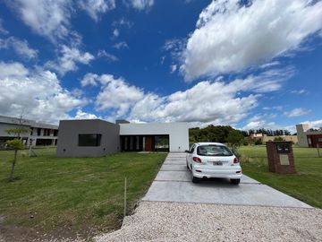 Chalet premium, todo en plata baja con quincho, pileta y parque.
