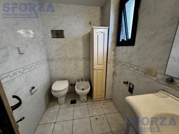 Departamento tres ambientes con cochera cubierta