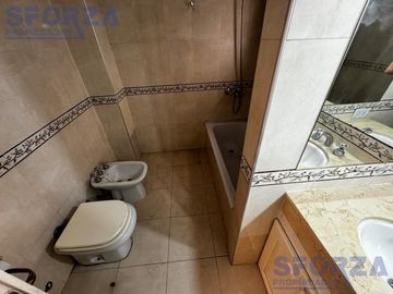 Departamento tres ambientes con cochera cubierta