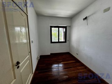Departamento tres ambientes con cochera cubierta
