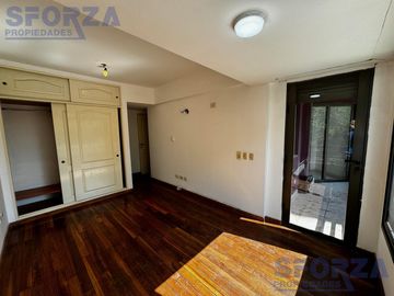 Departamento tres ambientes con cochera cubierta