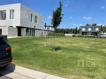 Terreno en venta en esquina Carpinchos Nordelta