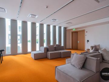 Loft remodelado y equipado. Cochera y  amenities en Quartier Puerto Retiro.