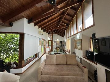 Casa en San Marino (Funes Hills)