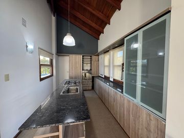 Casa en San Marino (Funes Hills)