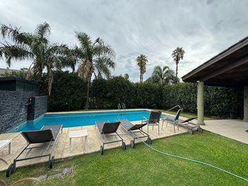 Casa en San Marino (Funes Hills)