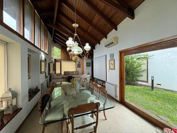 Casa en San Marino (Funes Hills)