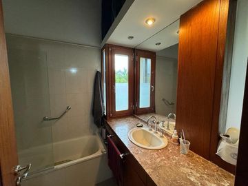 Casa en San Marino (Funes Hills)