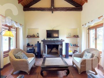 VENTA DE CASA DE 4 DORMITORIOS EN CAMPOS DE ROCA