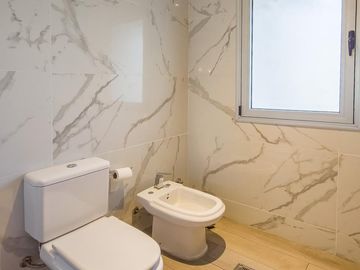 Moderna casa 4 dormitorios en venta, 1200m2 terreno, piscina   - Kentucky Club de Campo