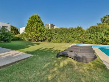 Moderna casa 4 dormitorios en venta, 1200m2 terreno, piscina   - Kentucky Club de Campo