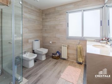 Moderna casa 4 dormitorios en venta, 1200m2 terreno, piscina   - Kentucky Club de Campo