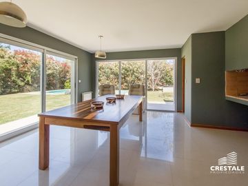 Moderna casa 4 dormitorios en venta, 1200m2 terreno, piscina   - Kentucky Club de Campo