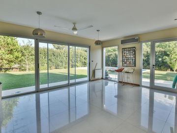Moderna casa 4 dormitorios en venta, 1200m2 terreno, piscina   - Kentucky Club de Campo