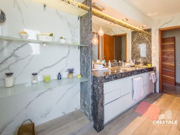 Moderna casa 4 dormitorios en venta, 1200m2 terreno, piscina   - Kentucky Club de Campo