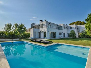Moderna casa 4 dormitorios en venta, 1200m2 terreno, piscina   - Kentucky Club de Campo