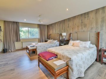 Moderna casa 4 dormitorios en venta, 1200m2 terreno, piscina   - Kentucky Club de Campo