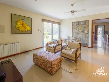Moderna casa 4 dormitorios en venta, 1200m2 terreno, piscina   - Kentucky Club de Campo