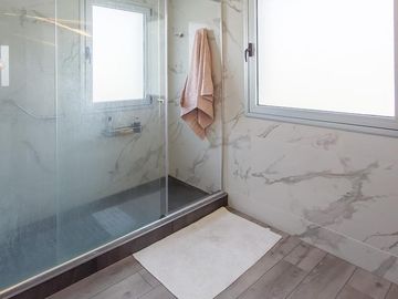 Moderna casa 4 dormitorios en venta, 1200m2 terreno, piscina   - Kentucky Club de Campo