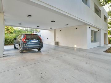 Moderna casa 4 dormitorios en venta, 1200m2 terreno, piscina   - Kentucky Club de Campo