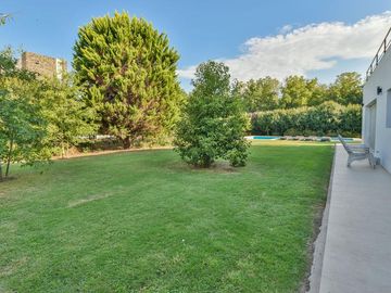 Moderna casa 4 dormitorios en venta, 1200m2 terreno, piscina   - Kentucky Club de Campo