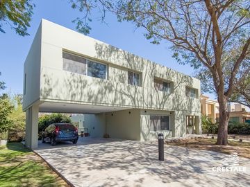 Moderna casa 4 dormitorios en venta, 1200m2 terreno, piscina   - Kentucky Club de Campo