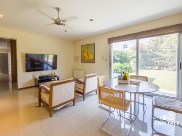 Moderna casa 4 dormitorios en venta, 1200m2 terreno, piscina   - Kentucky Club de Campo