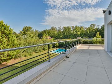 Moderna casa 4 dormitorios en venta, 1200m2 terreno, piscina   - Kentucky Club de Campo