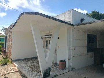 Casa en Venta de una planta en la Col. Itzimná en esquina con amplio terreno