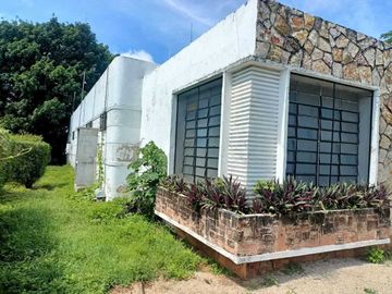 Casa en Venta de una planta en la Col. Itzimná en esquina con amplio terreno