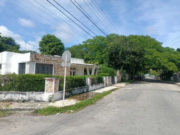 Casa en Venta de una planta en la Col. Itzimná en esquina con amplio terreno