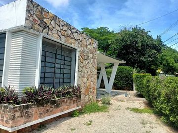 Casa en Venta de una planta en la Col. Itzimná en esquina con amplio terreno