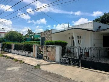 Casa en Venta de una planta en la Col. Itzimná en esquina con amplio terreno