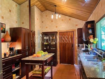 Se Vende Hermosa y Acogedora Casa en Altos del Maria