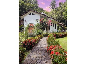 Se Vende Hermosa y Acogedora Casa en Altos del Maria