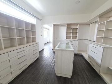 VENTA DE CASA EN CHILUCA (3 NIVELES)