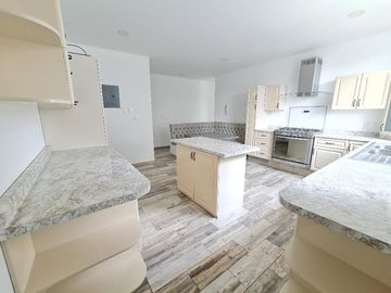 VENTA DE CASA EN CHILUCA (3 NIVELES)