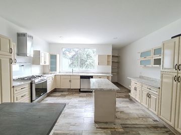 VENTA DE CASA EN CHILUCA (3 NIVELES)