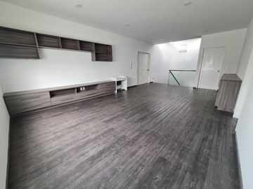 VENTA DE CASA EN CHILUCA (3 NIVELES)