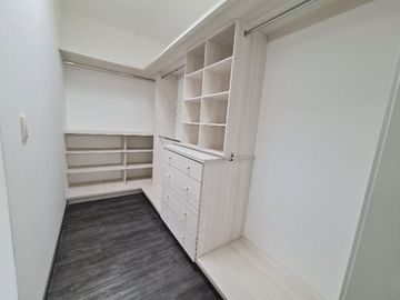 VENTA DE CASA EN CHILUCA (3 NIVELES)