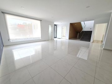 VENTA DE CASA EN CHILUCA (3 NIVELES)