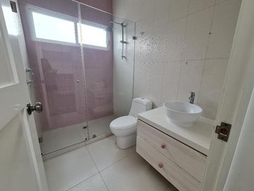 VENTA DE CASA EN CHILUCA (3 NIVELES)