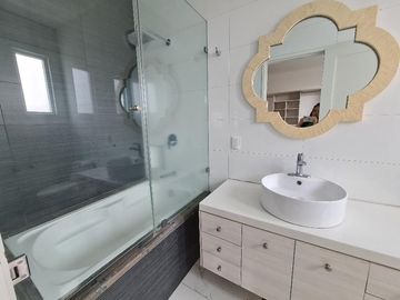 VENTA DE CASA EN CHILUCA (3 NIVELES)