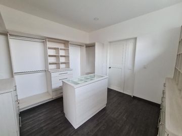 VENTA DE CASA EN CHILUCA (3 NIVELES)