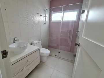 VENTA DE CASA EN CHILUCA (3 NIVELES)