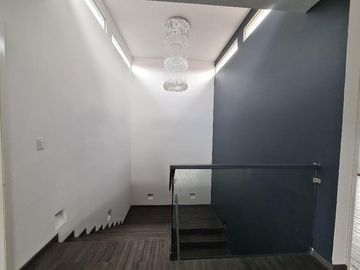 VENTA DE CASA EN CHILUCA (3 NIVELES)