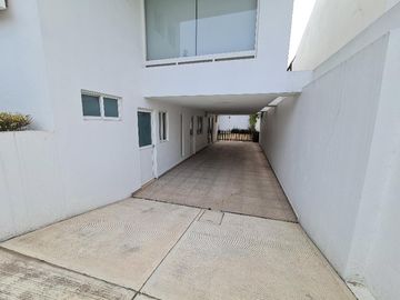 VENTA DE CASA EN CHILUCA (3 NIVELES)
